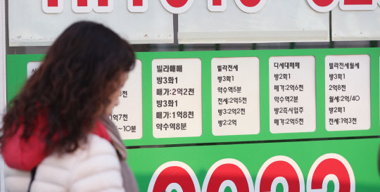 한국은행이 1년 만에 기준금리를 0.25%포인트 인상한 30일 부동산시장은 더욱 움츠러들어 주택담보대출 금리 상승 가능성이 커지고 있다. 사진은 이날 오후 서울 중구의 한 부동산 중개사무소 모습. 연합뉴스